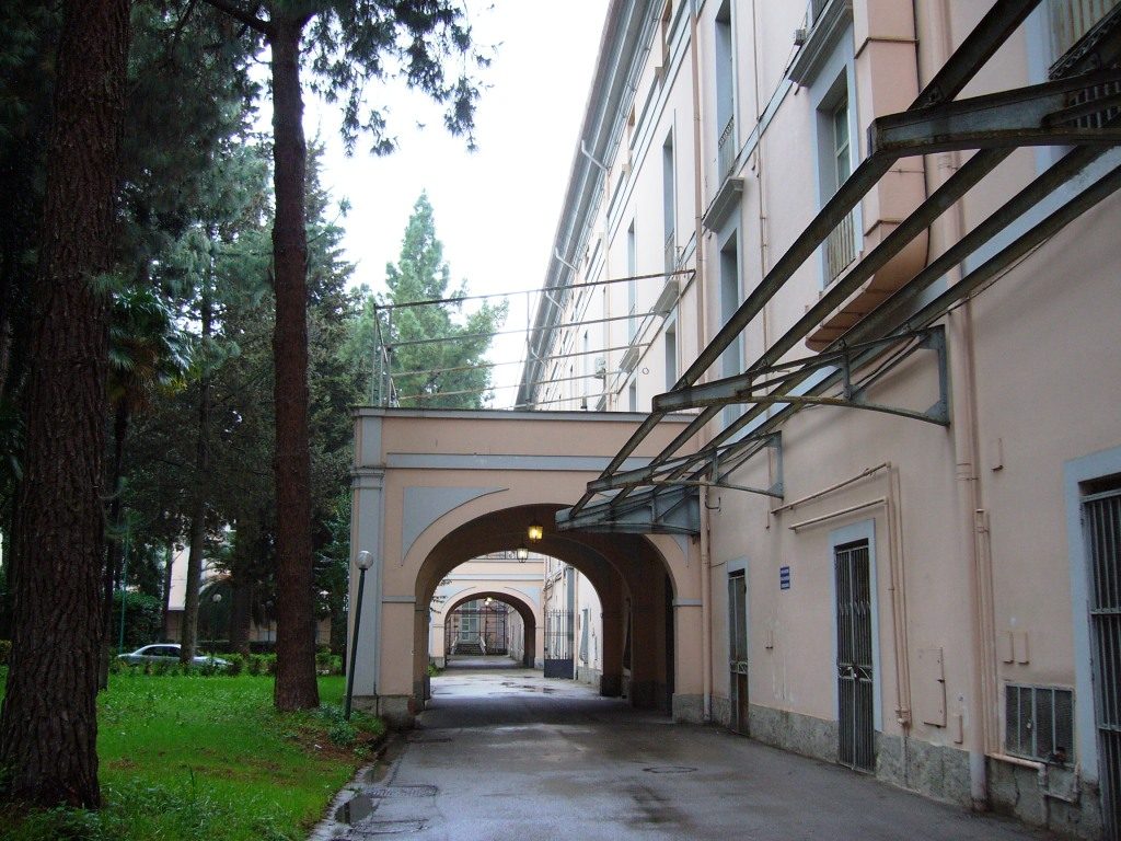 Roberta-cortile%20ospedale.JPG